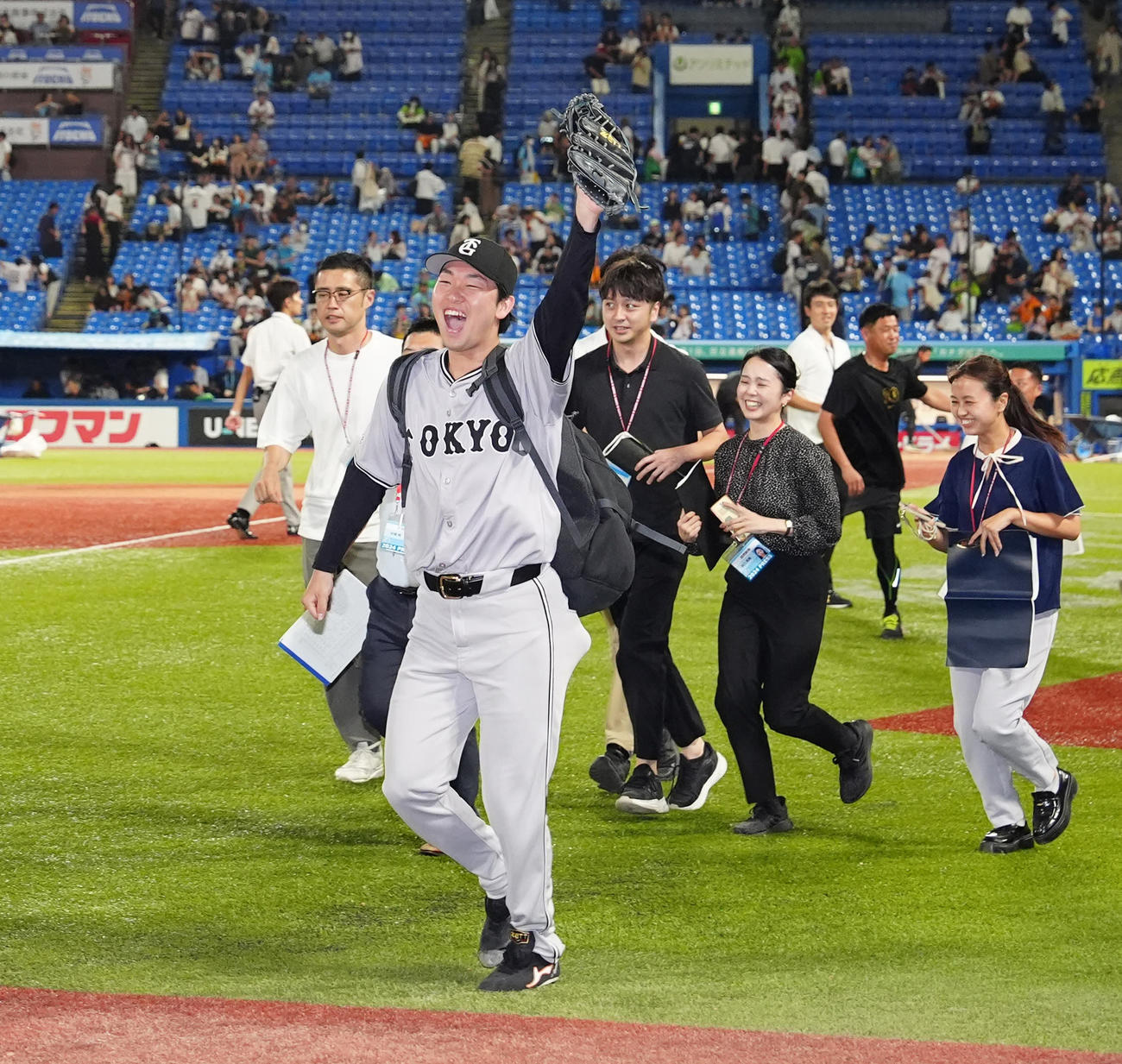 ヤクルト対巨人　試合後、笑顔で引き揚げる巨人山崎伊（撮影・江口和貴）
