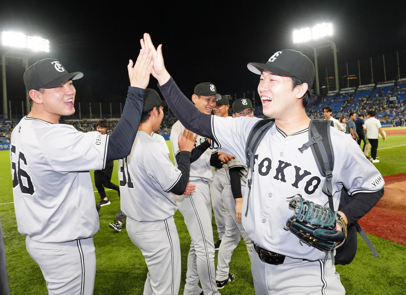 ヤクルト対巨人　試合後、巨人平内（左）とタッチを交わす山崎伊（撮影・江口和貴）