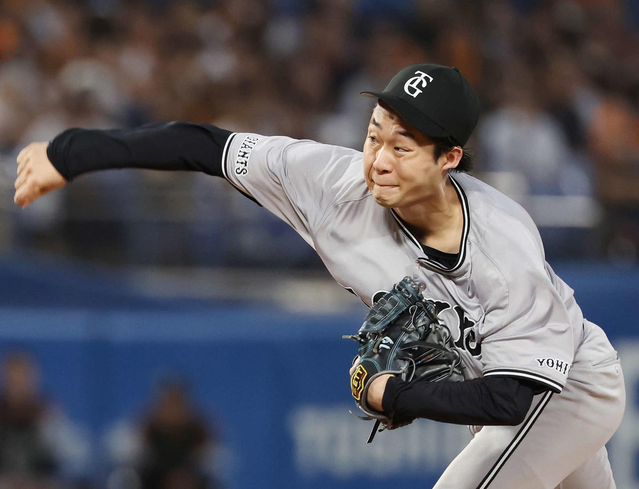 ヤクルト対巨人　巨人先発の山崎伊（撮影・宮地輝）
