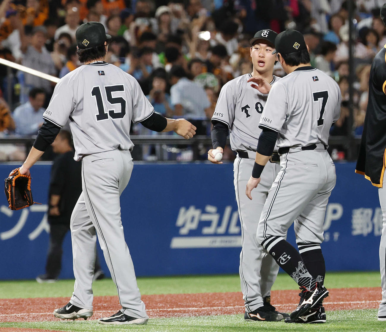 ヤクルト対巨人　勝利球を巨人大勢（左）から受け取った山崎伊（撮影・宮地輝）