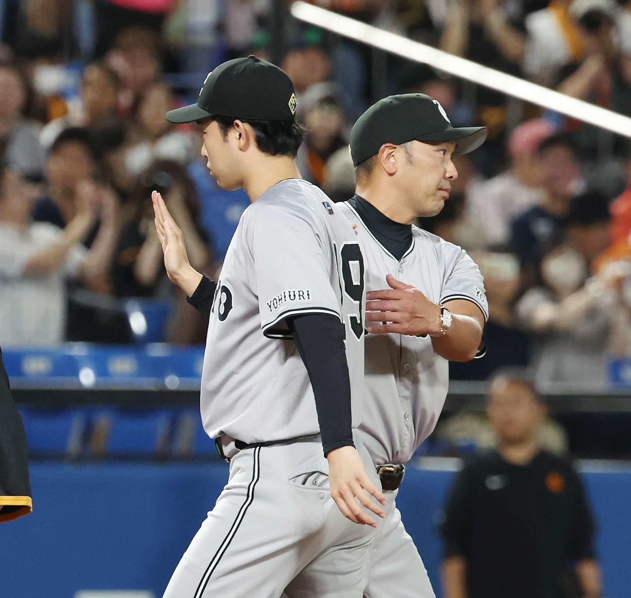 ヤクルト対巨人　勝利のタッチを交わす巨人山崎伊（左）と阿部監督（撮影・宮地輝）