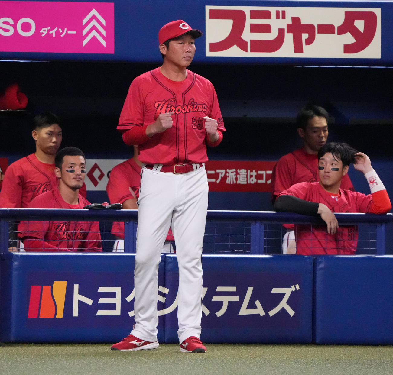 中日対広島　9回表広島2死二塁、代走を告げる新井監督（中央）（撮影・森本幸一）
