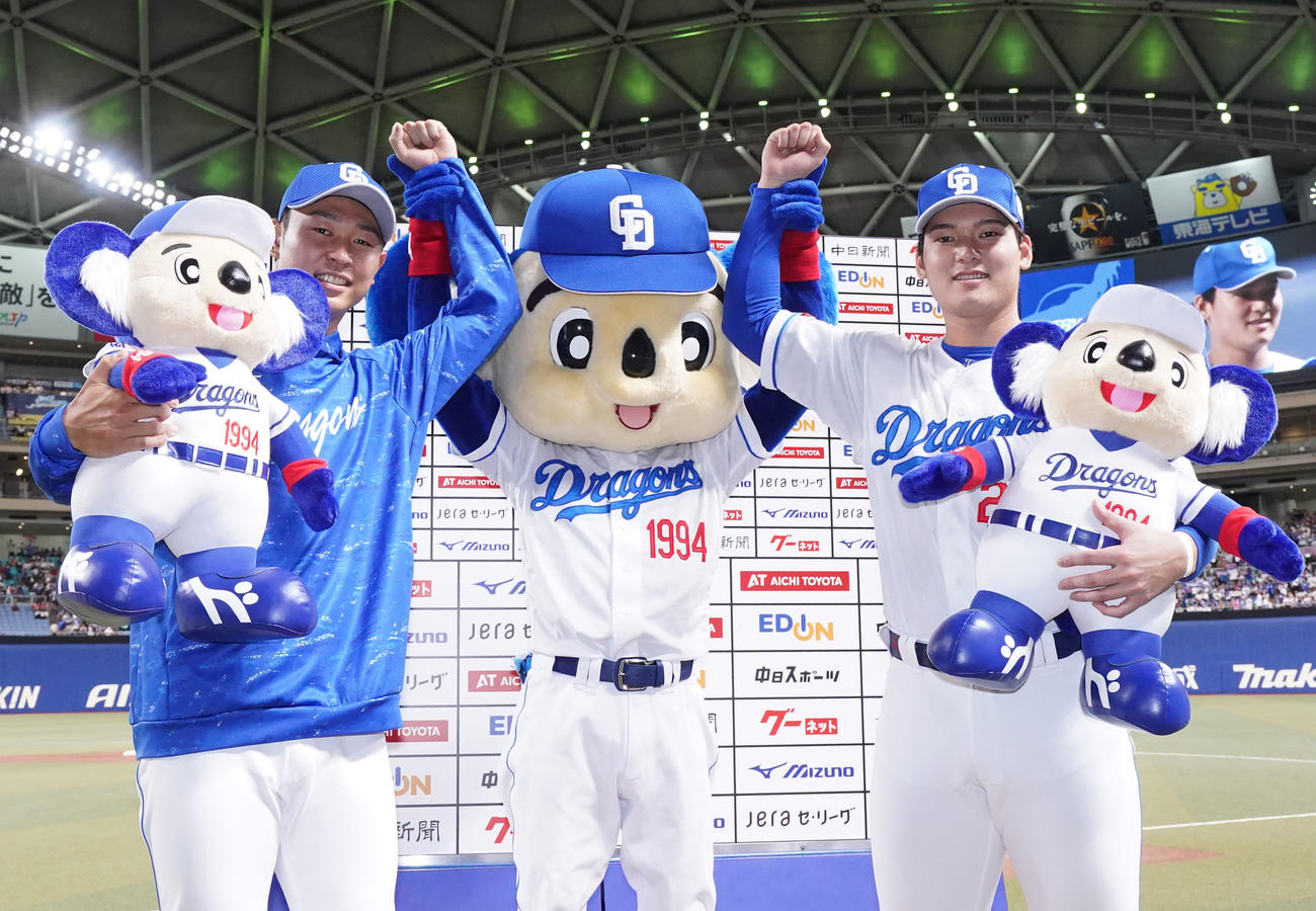 中日対広島　ヒーローインタビューを終えポーズを決める、左から高橋宏、ドアラ、石川昂（撮影・森本幸一）