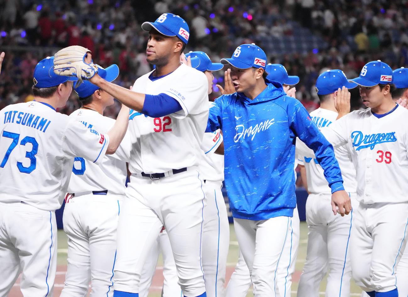 中日対広島　試合終了、ナインとタッチを交わす高橋宏（中央）（撮影・森本幸一）