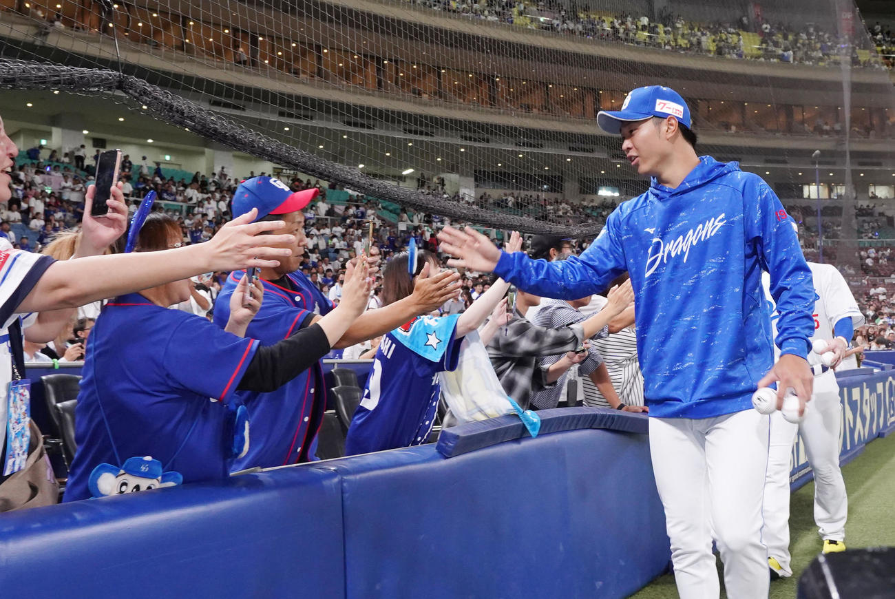 中日対広島　試合終了、ファンとタッチを交わす高橋宏（右）（撮影・森本幸一）