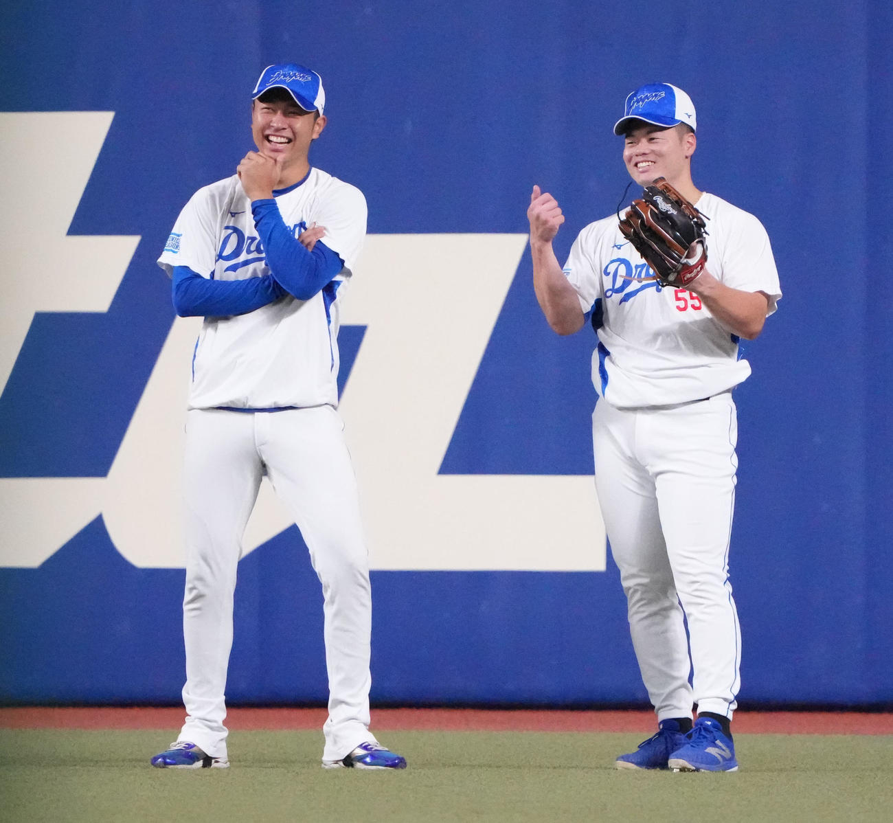 中日対広島　試合前練習、明るい表情で言葉を交わす（左から）高橋宏と細川（撮影・森本幸一）