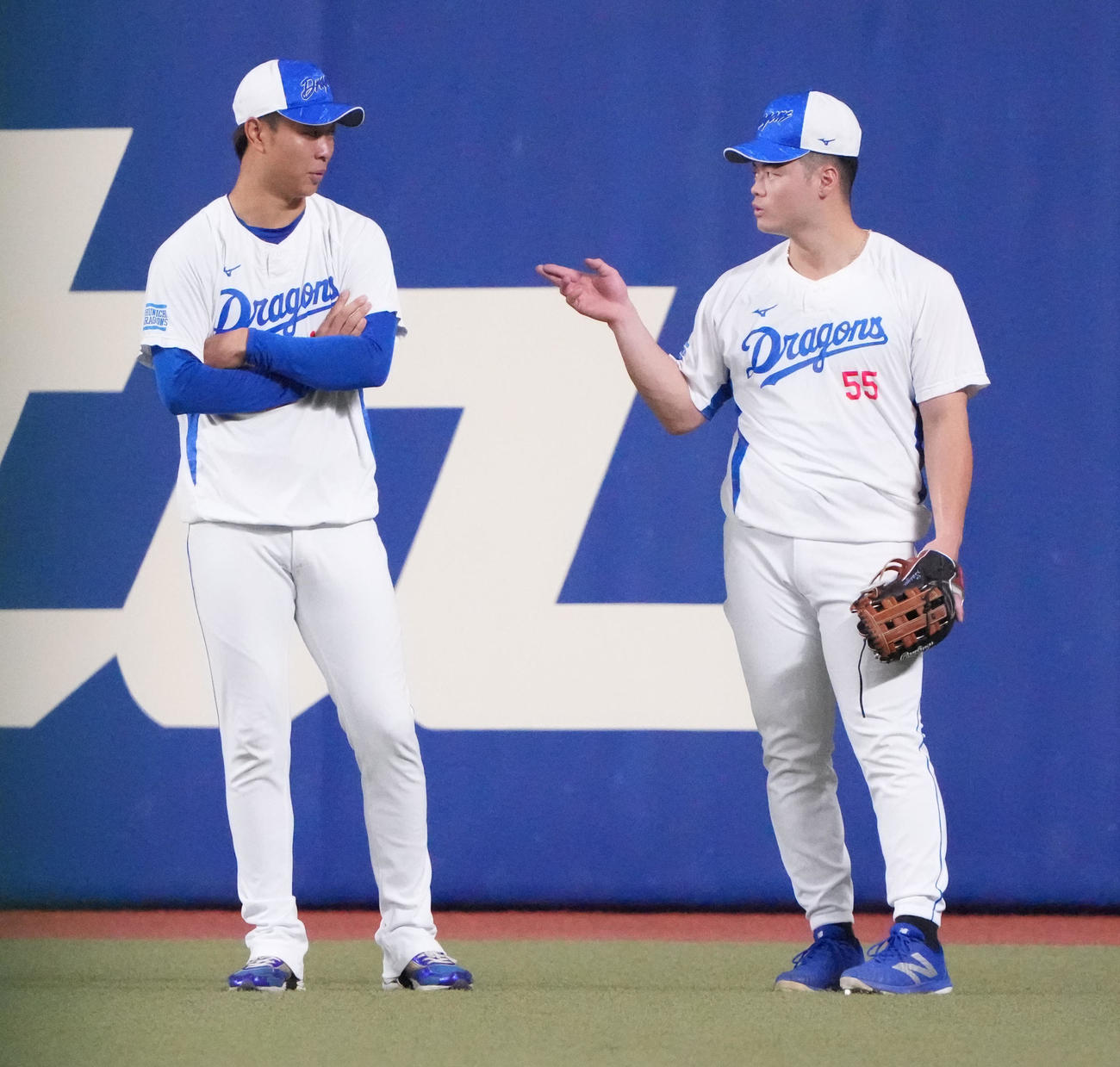 中日対広島　試合前練習、言葉を交わす（左から）高橋宏と細川（撮影・森本幸一）