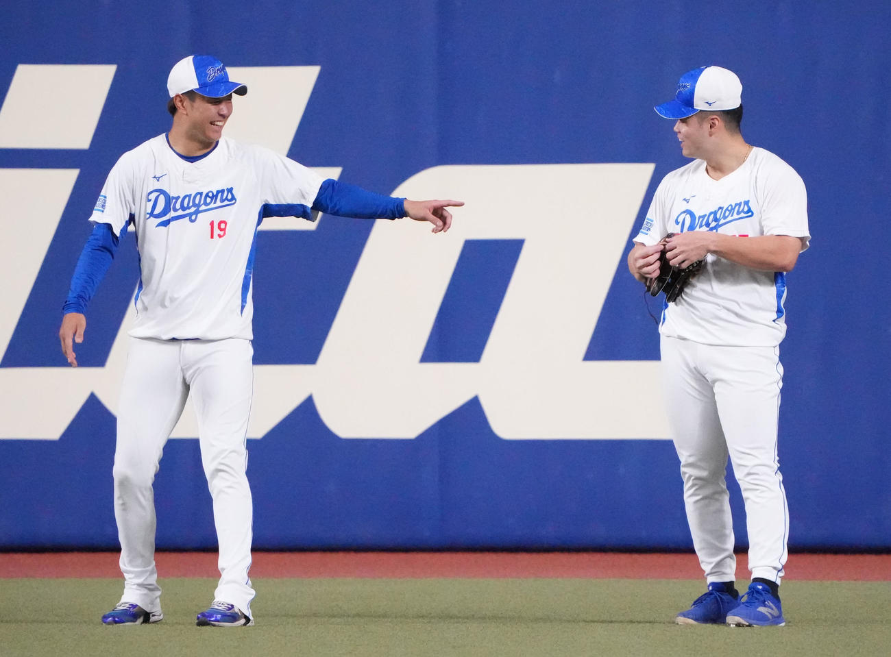 中日対広島　試合前練習、明るい表情で言葉を交わす（左から）高橋宏と細川（撮影・森本幸一）