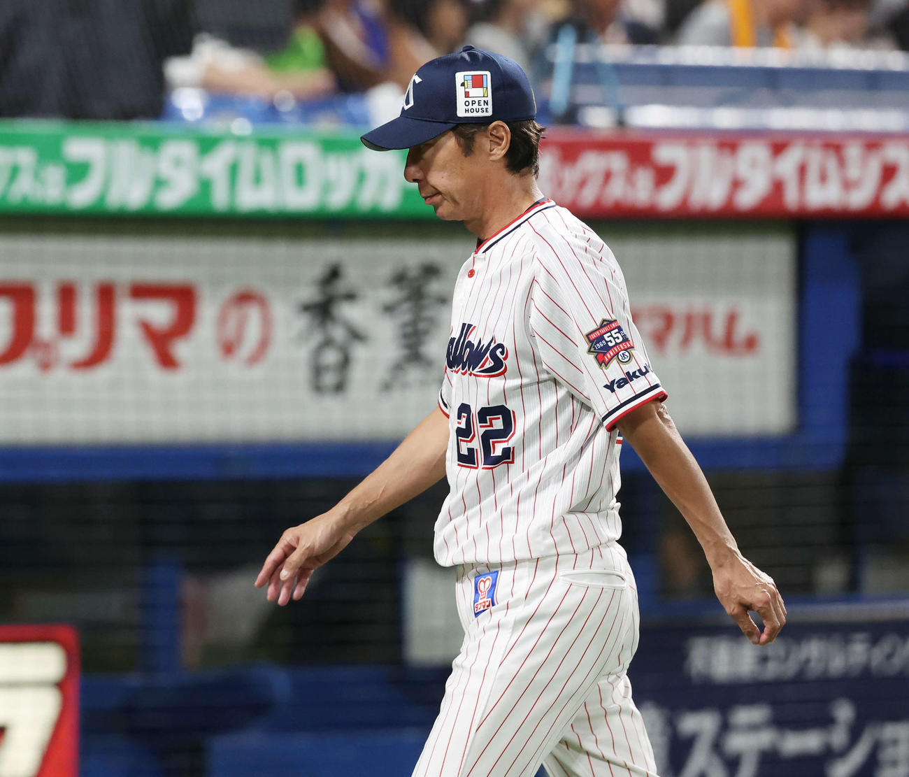 ヤクルト対巨人　5回表、選手交代を告げベンチに下がるヤクルト高津監督（撮影・宮地輝）