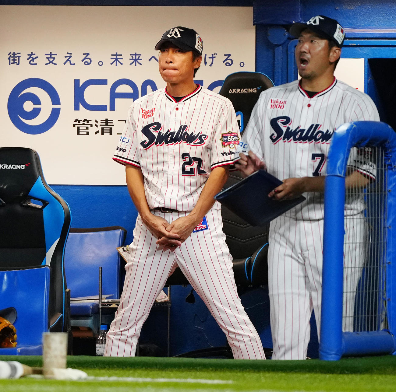 ヤクルト対巨人　7回裏開始をベンチで待つヤクルト高津監督（左）（撮影・江口和貴）