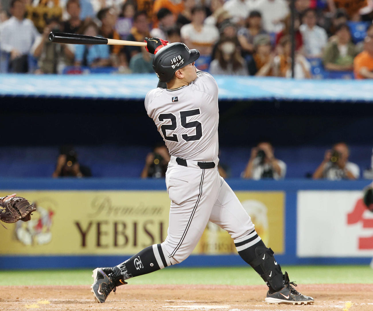 ヤクルト対巨人　5回表巨人1死、左越えソロ本塁打を放つ岡本和（撮影・宮地輝）