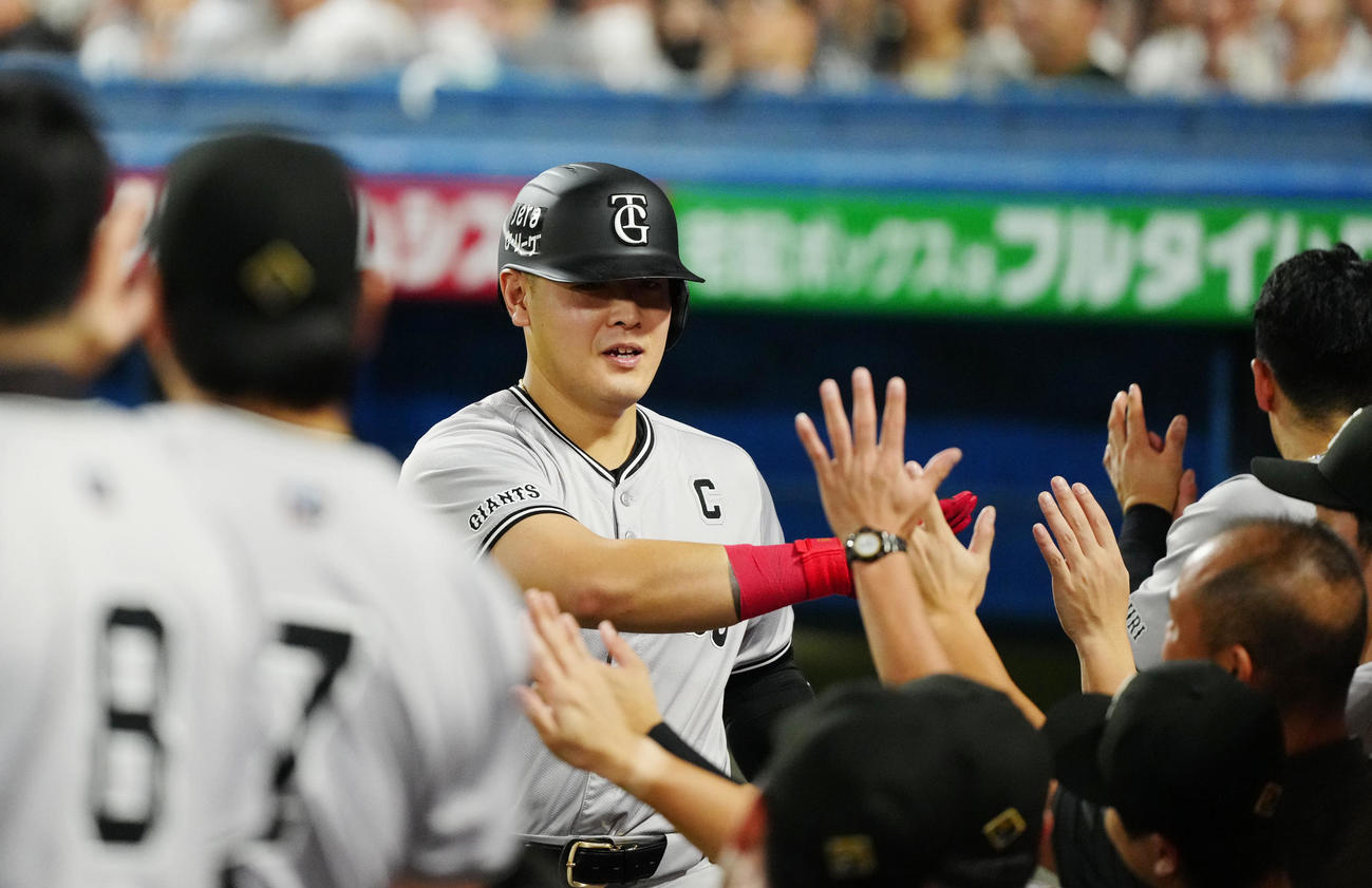 ヤクルト対巨人　5回表巨人1死、ソロ本塁打を放ちタッチを交わす岡本和（撮影・江口和貴）