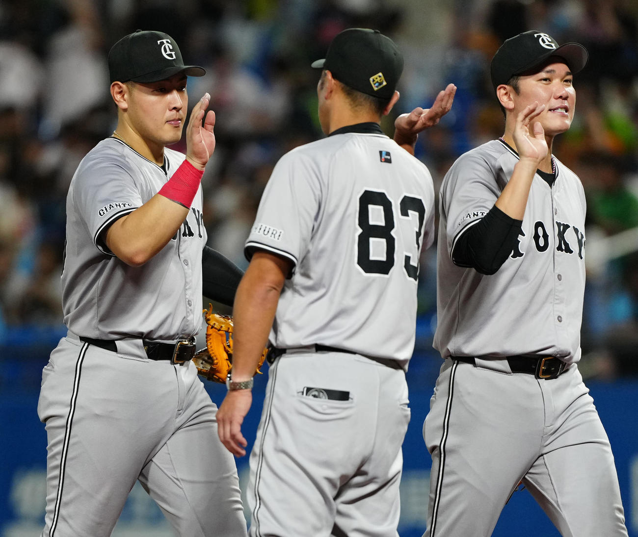 ヤクルト対巨人　試合後、巨人阿部監督（中央）とタッチを交わす岡本和。右は坂本（撮影・江口和貴）