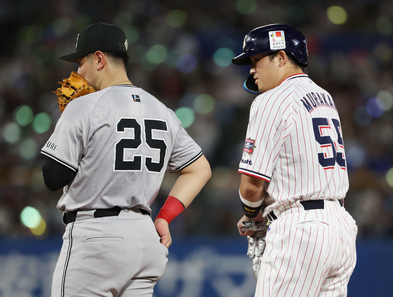 ヤクルト対巨人　6回裏ヤクルト1死一、二塁、中前適時打を放った村上（右）は岡本和と言葉を交わす（撮影・宮地輝）