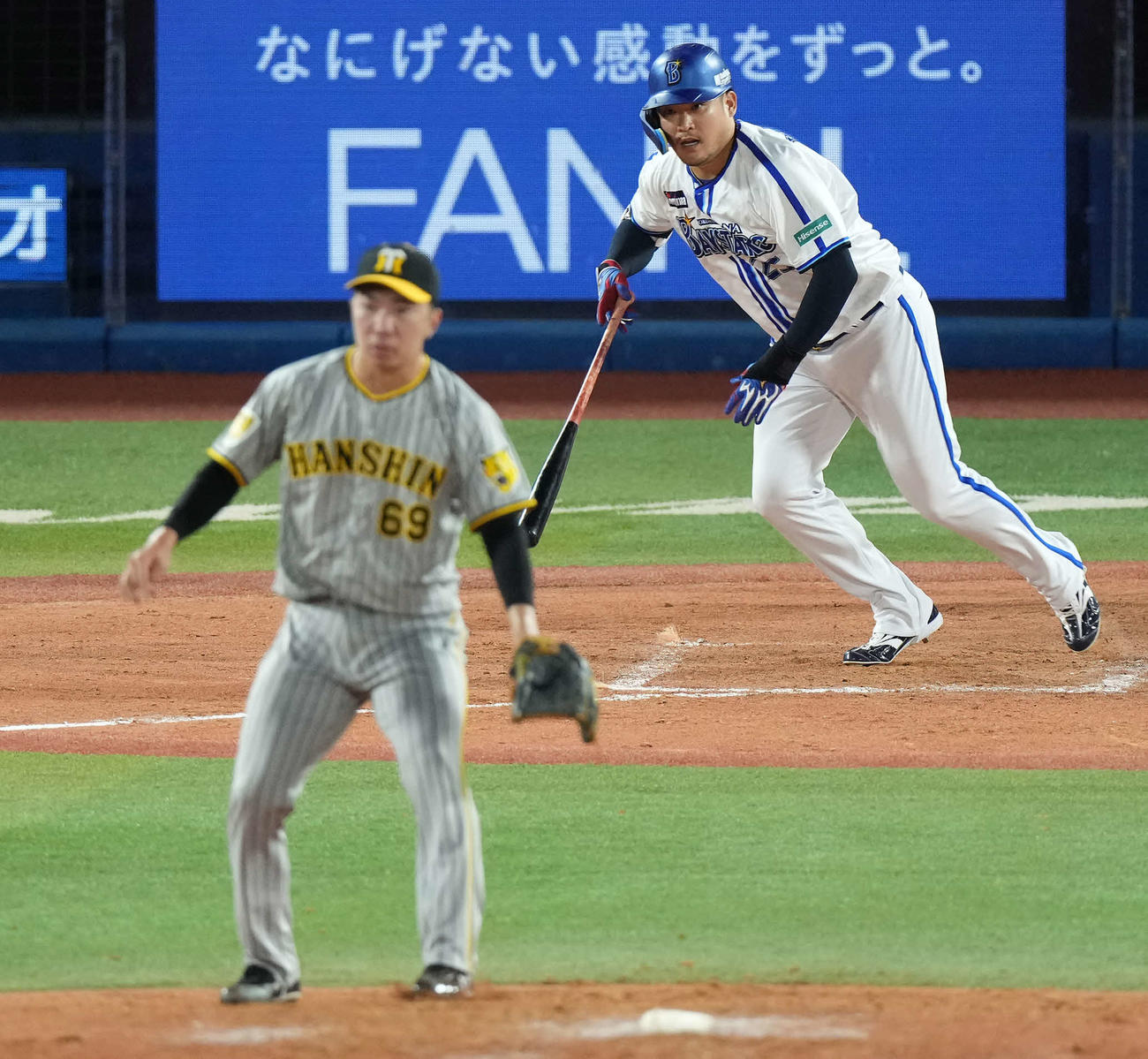 横浜対阪神　7回裏DeNA2死二、三塁、中前に2点適時打を放つ代打筒香。投手石井（撮影・たえ見朱実）