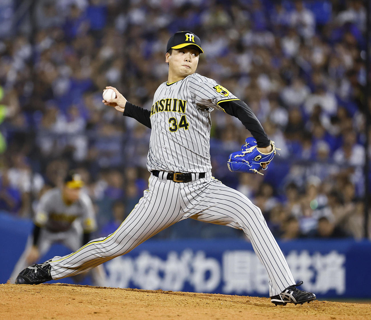 DeNA対阪神　8回、6番手で登板した阪神漆原（撮影・藤尾明華）