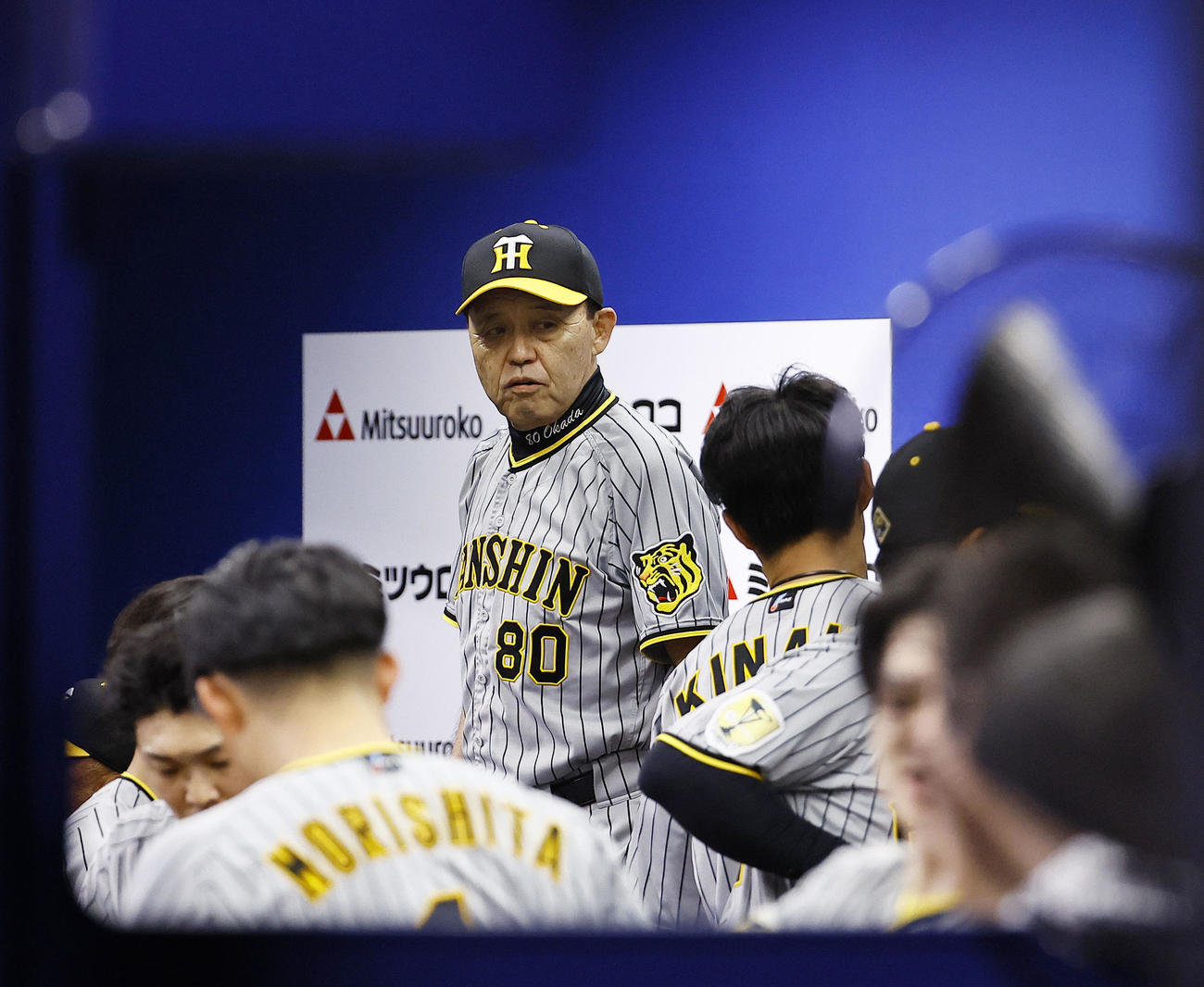 DeNA対阪神　2回を終え、ベンチで木浪と話をする阪神岡田監督（中央）（撮影・藤尾明華）