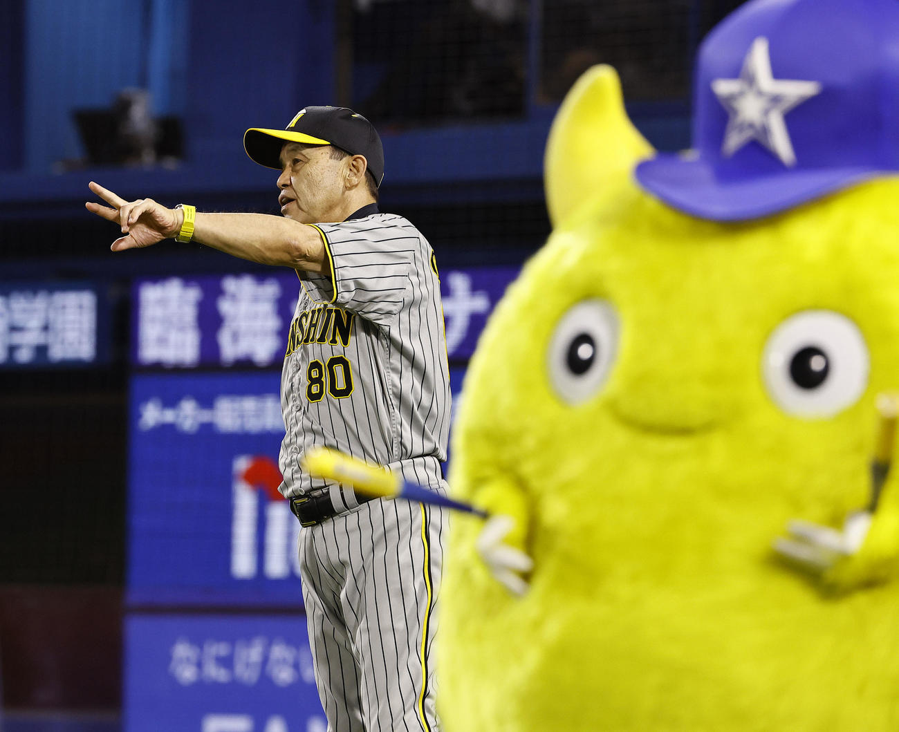 DeNA対阪神　7回、交代を告げる阪神岡田監督（撮影・藤尾明華）