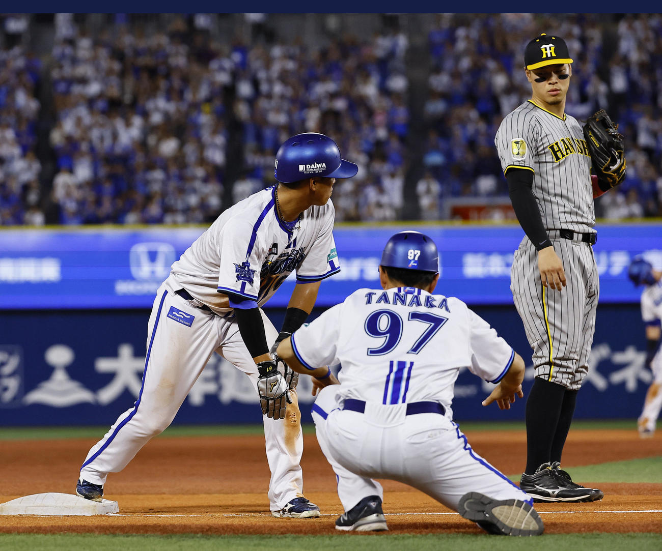 DeNA対阪神　1回裏DeNA2死一、二塁、牧の遊撃内野安打で三塁送球も走者蝦名はセーフになり、ぶ然とする三塁手佐藤輝（右）（撮影・藤尾明華）