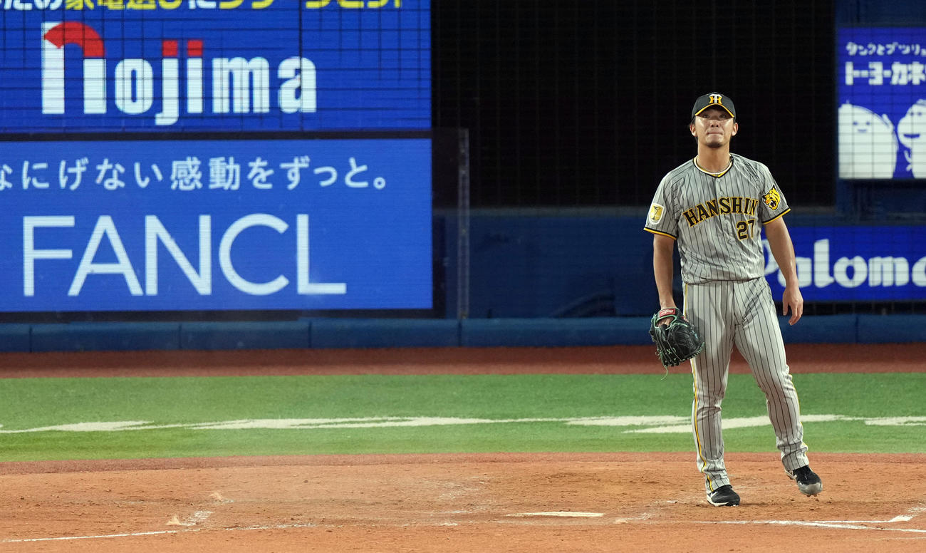 DeNA対阪神　3回裏DeNA2死一、二塁、打者山本の時、暴投で失点する阪神の先発伊藤将（撮影・たえ見朱実）