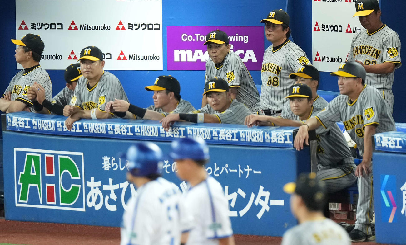 DeNA対阪神　3回裏、阪神の先発伊藤将の暴投で4－2とされ厳しい表情を見せる阪神岡田監督（後方中央）（撮影・たえ見朱実）