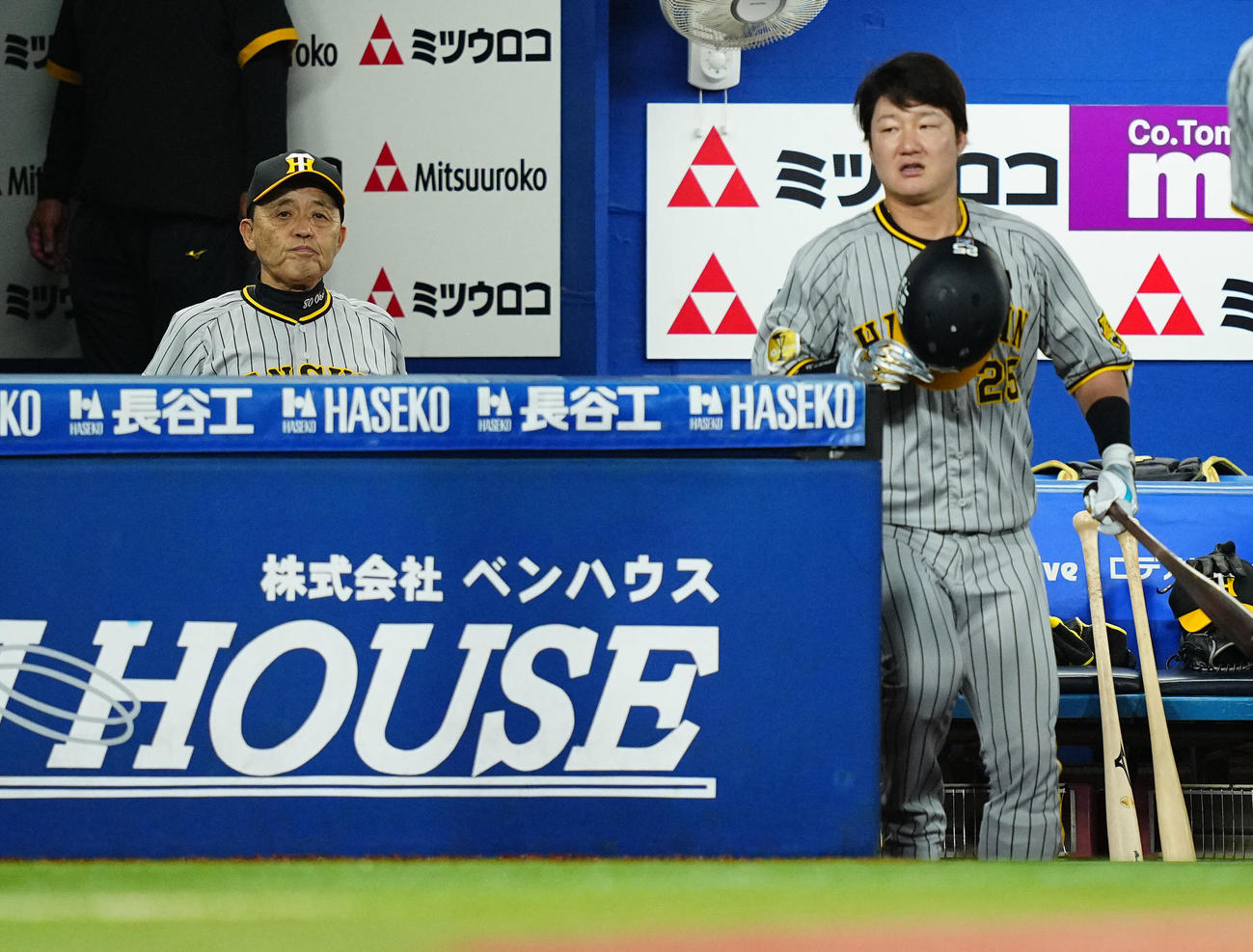 DeNA対阪神　4回表阪神1死満塁、伊藤将に代えて代打渡辺諒（右）を送る岡田監督（撮影・垰建太）