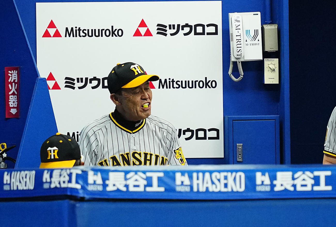 DeNA対阪神　4回表の攻撃で満塁の場面をつくるも無得点に終わった阪神岡田監督はベンチで悔しげな表情を見せる（撮影・垰建太）
