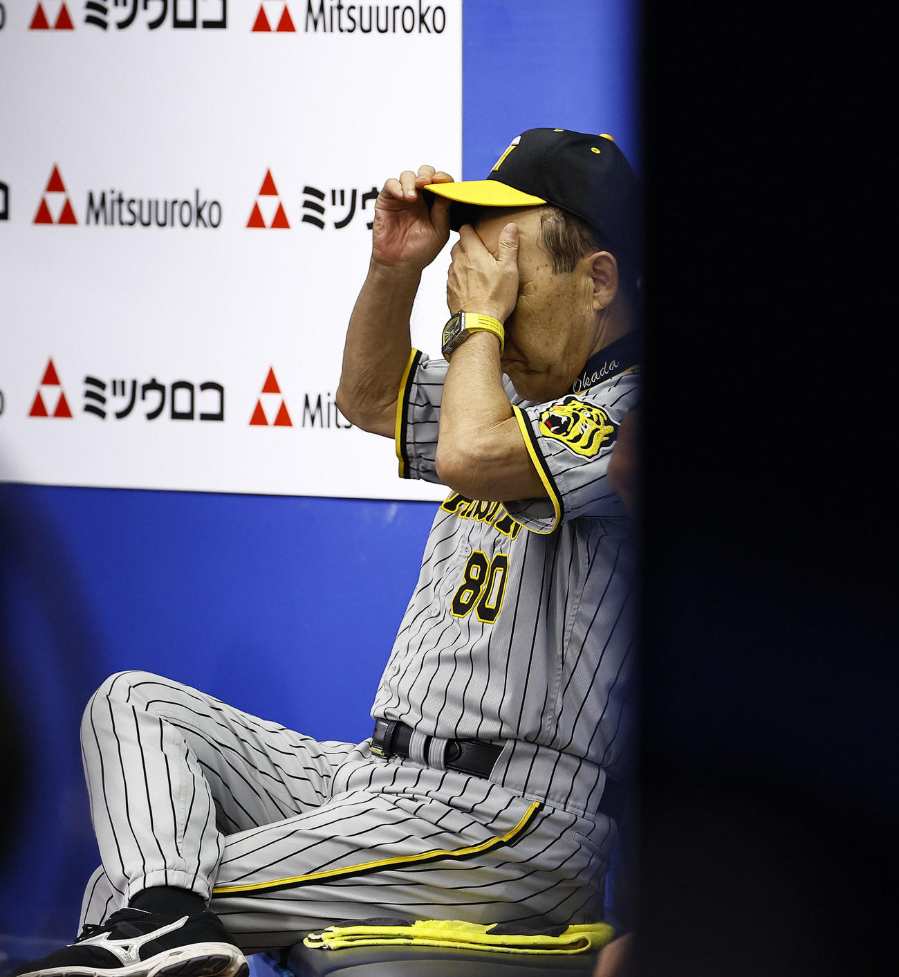 DeNA対阪神　5回、ベンチで帽子をかぶり直す阪神岡田監督（撮影・藤尾明華）