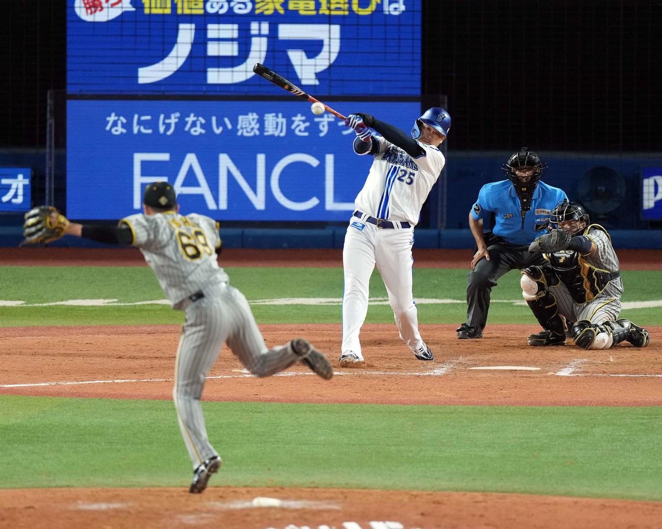 横浜対阪神　7回裏DeNA2死二、三塁、中前に2点適時打を放つ代打筒香。投手石井（撮影・たえ見朱実）
