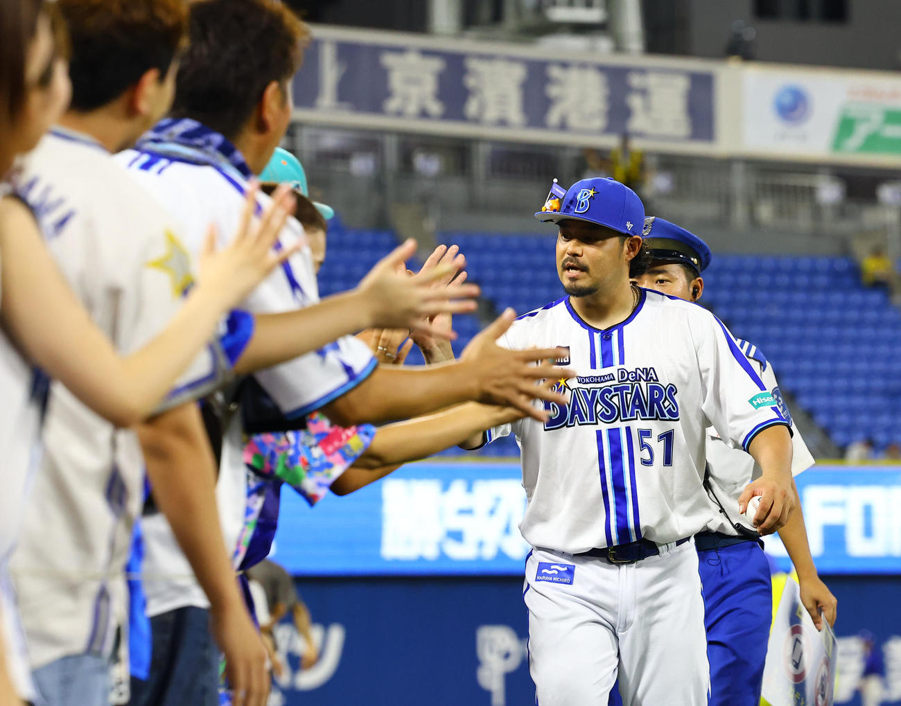 DeNA対阪神　ファンとタッチを交わすDeNA宮崎（撮影・藤尾明華）