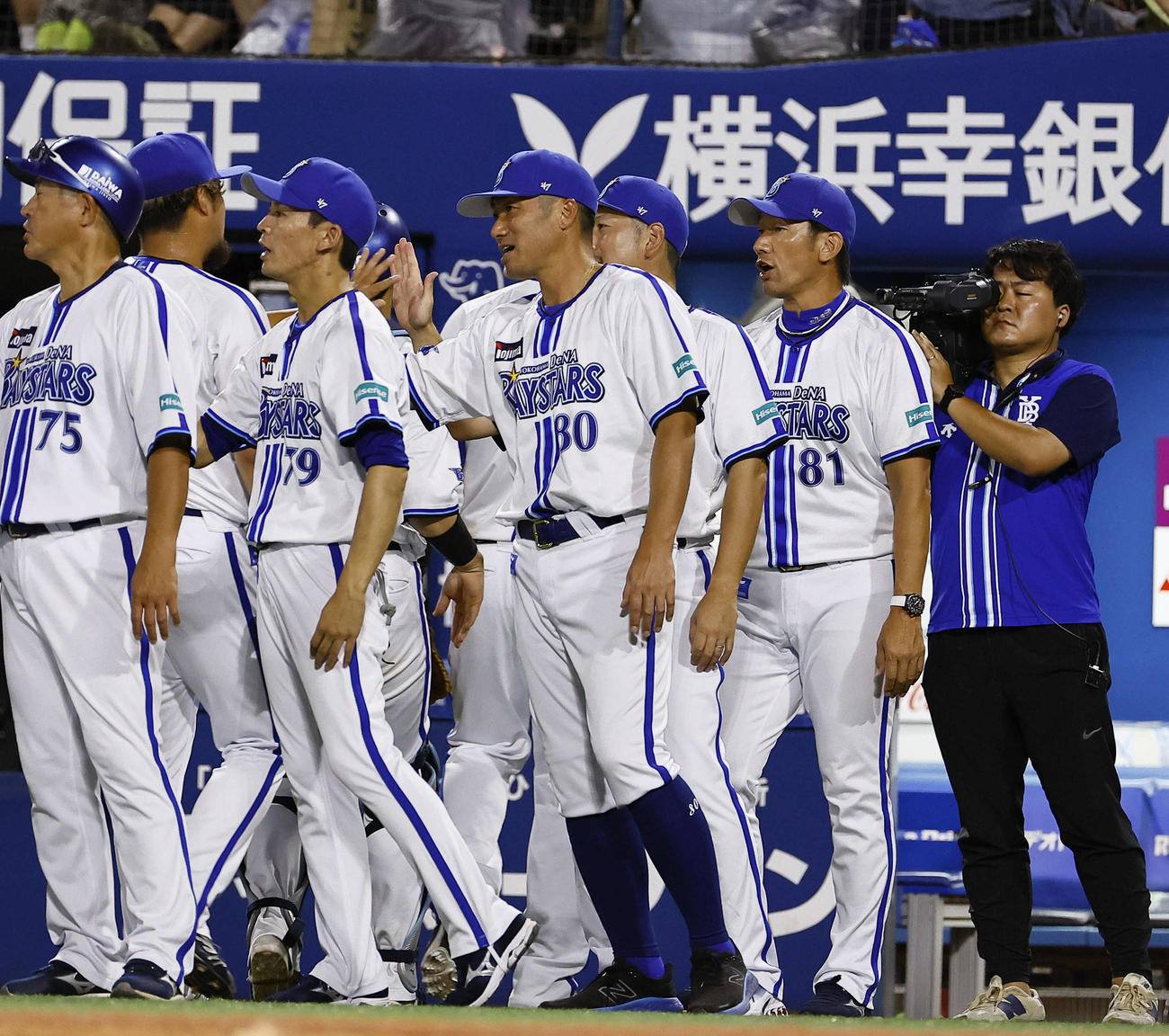 DeNA対阪神　阪神に勝利し、ナインを出迎えるDeNA三浦監督（右から2人目）（撮影・藤尾明華）