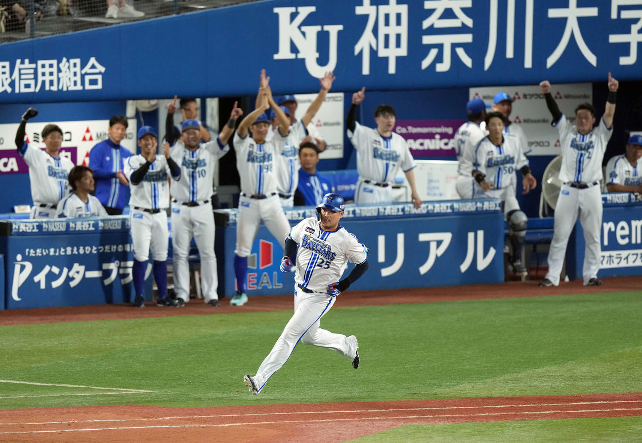 横浜対阪神　7回裏DeNA2死二、三塁、2点適時打を放った代打筒香。ベンチのナインも大喜び（撮影・たえ見朱実）