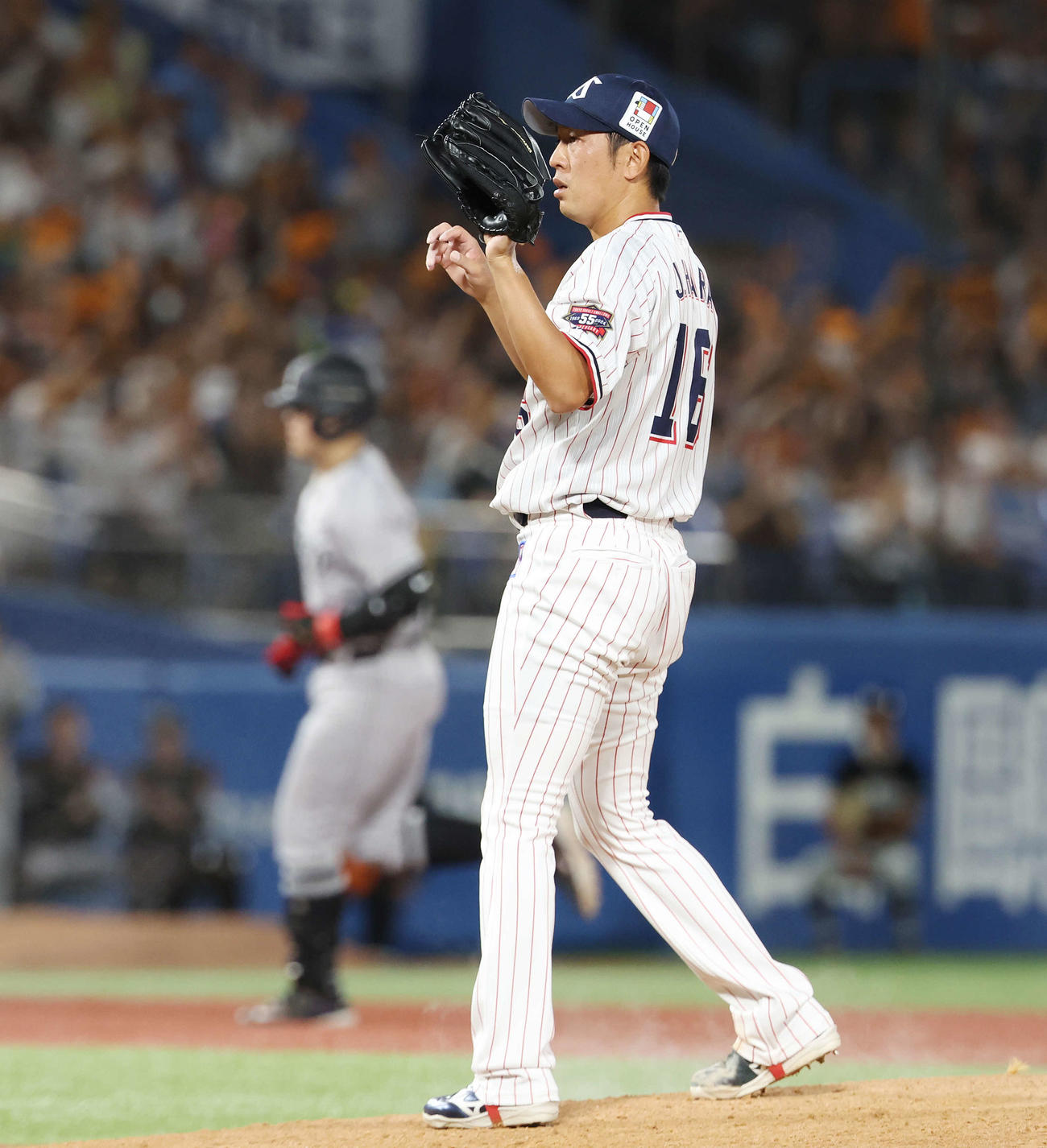 ヤクルト対巨人　5回表巨人1死、岡本和（後方）に左越えソロ本塁打を浴びる原（撮影・宮地輝）