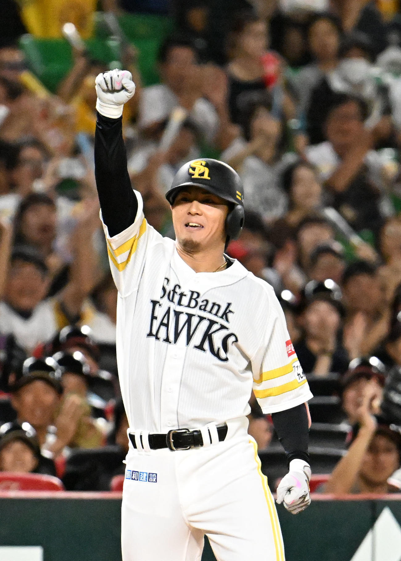 ソフトバンク対ロッテ　2回裏ソフトバンク1死一塁、佐藤直は勝ち越し適時打を放つ（撮影・林敢治）