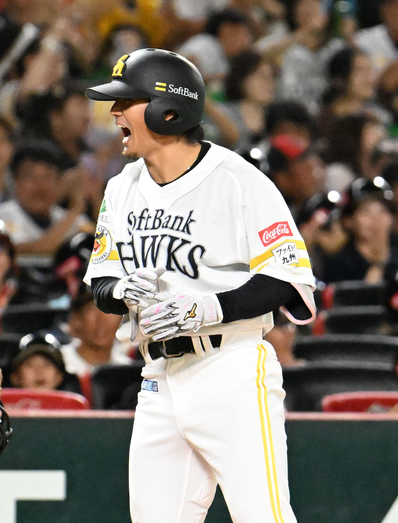 ソフトバンク対ロッテ　2回裏ソフトバンク1死一塁、佐藤直は勝ち越し適時打を放つ（撮影・林敢治）