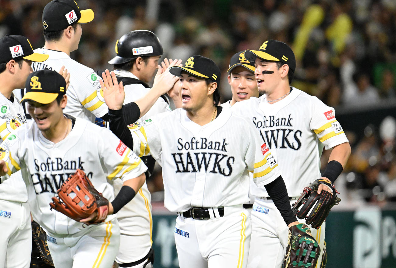 ソフトバンク対オリックス　勝利を収めナインとタッチを交わす佐藤直（中央）（撮影・林敢治）