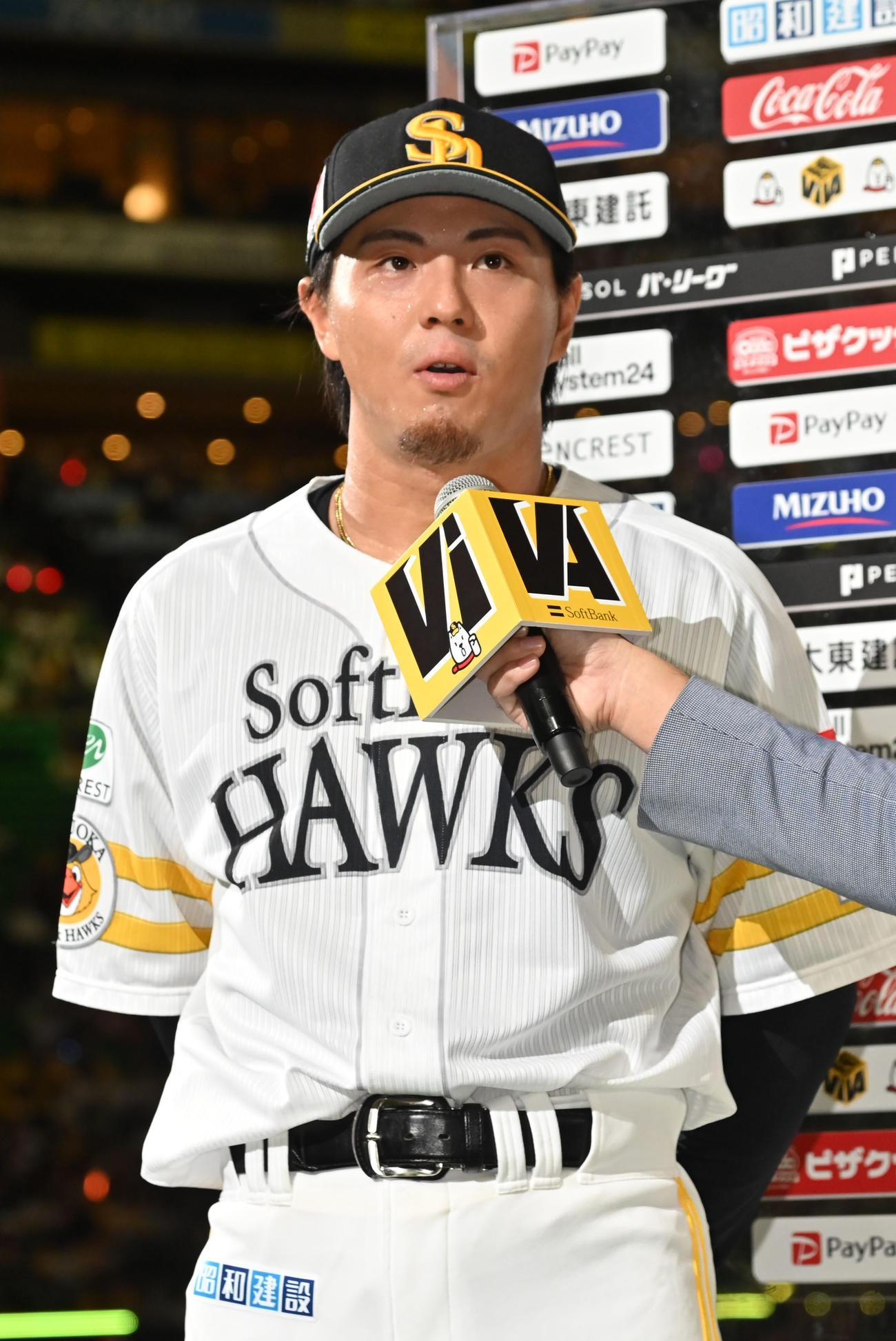 ソフトバンク対オリックス　ヒーローインタビューに応える佐藤直（撮影・林敢治）