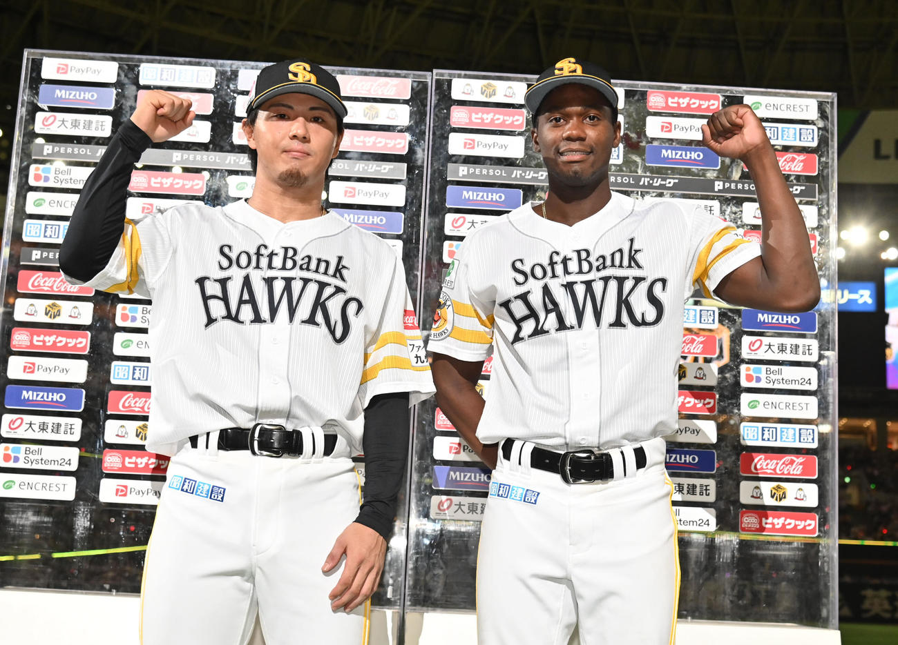 ソフトバンク対オリックス　ヒーローに輝いた佐藤直（左）とモイネロ（撮影・林敢治）