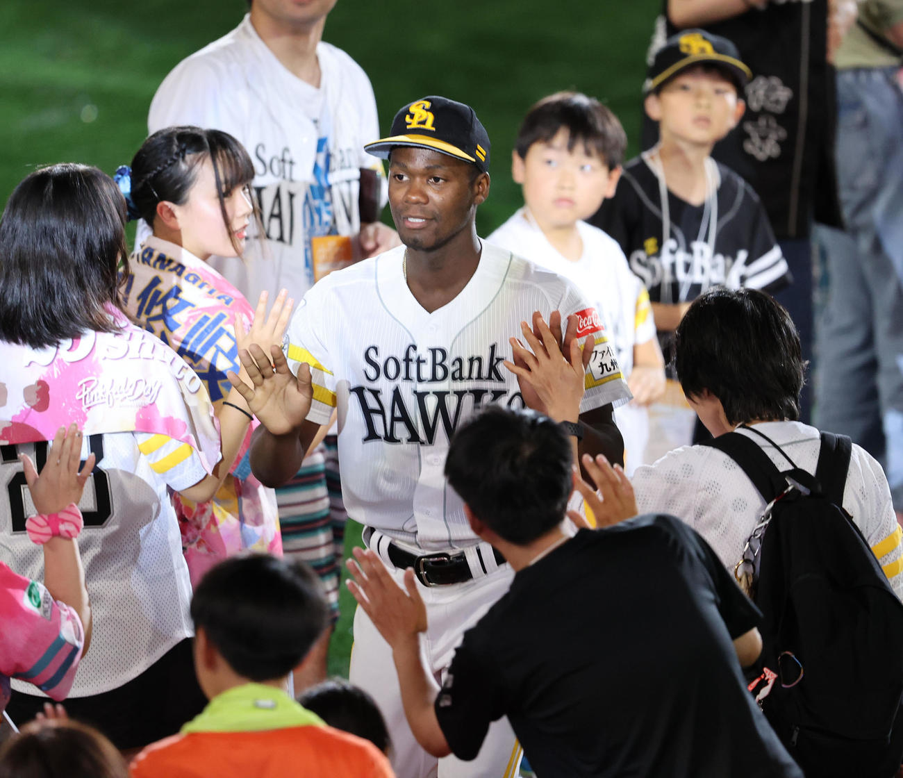 ソフトバンク対オリックス　ファンとハイタッチをするモイネロ（撮影・梅根麻紀）