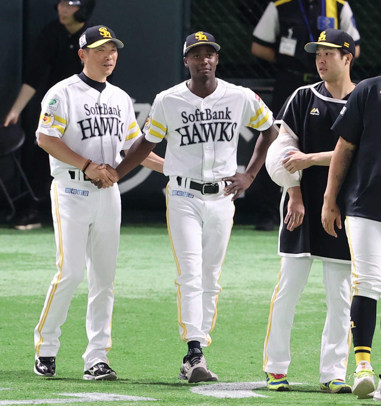 ソフトバンク対オリックス　10勝目をあげたモイネロ（右）は小久保監督と握手をかわす（撮影・梅根麻紀）