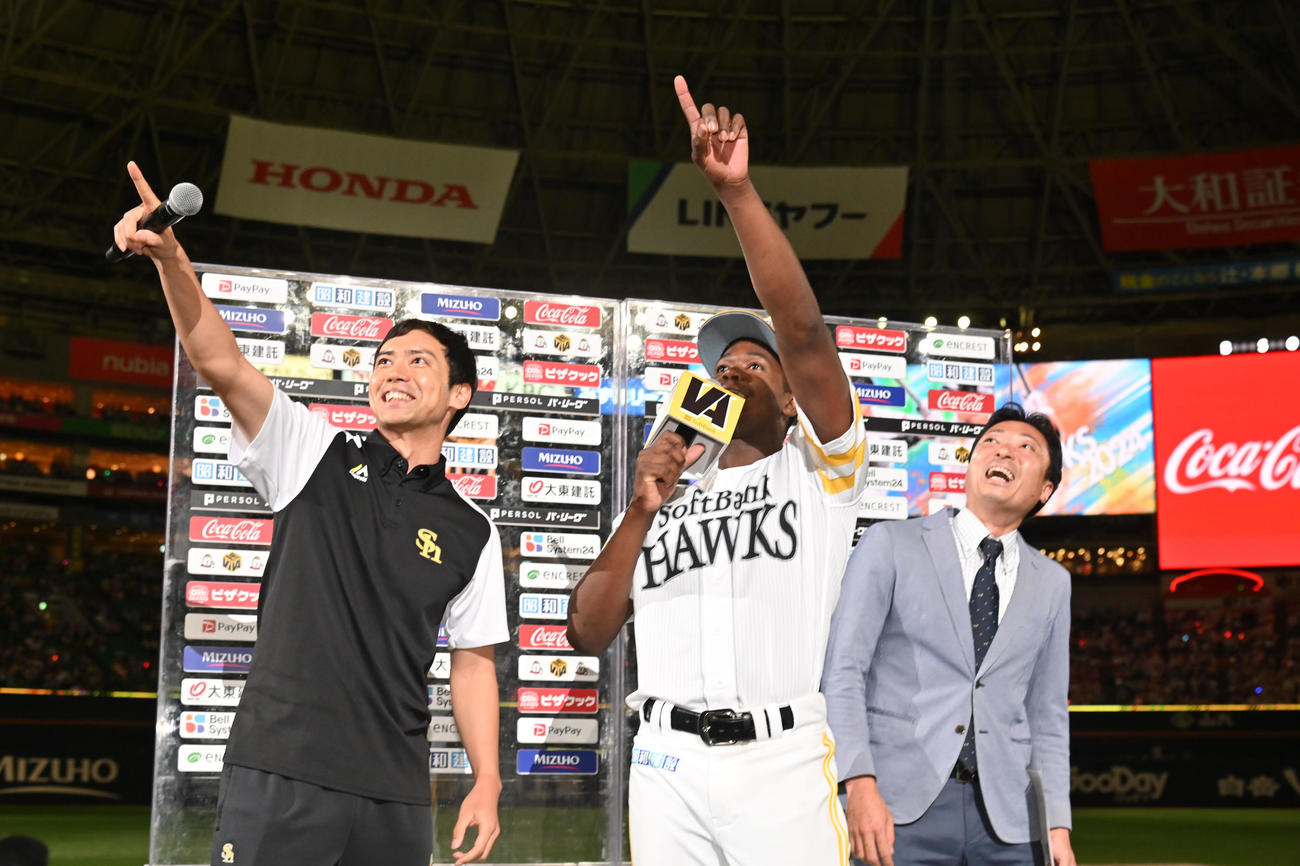 ソフトバンク対オリックス　応援に駆けつけたデスパイネを見つけたモイネロ（中央）（撮影・林敢治）