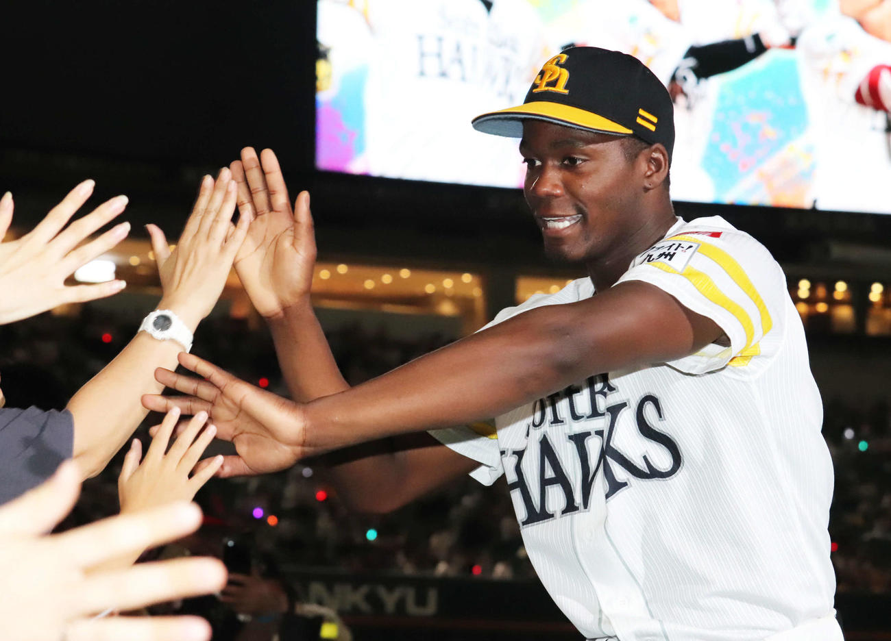 ソフトバンク対オリックス　10勝目を挙げたモイネロはファンとタッチをかわす（撮影・鬼束羽瑠菜）