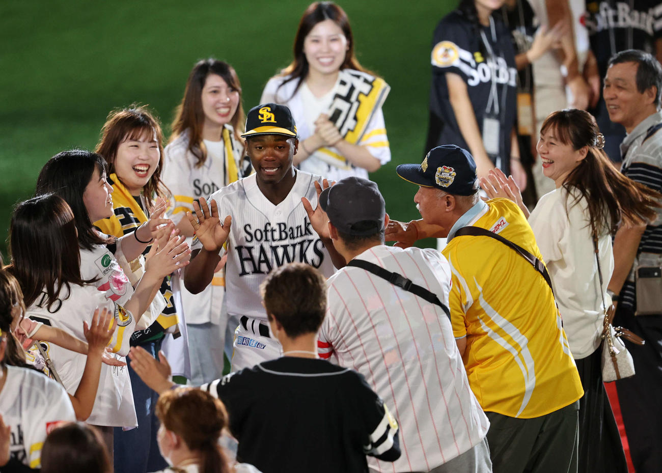 ソフトバンク対オリックス　ファンとハイタッチをするモイネロ（撮影・梅根麻紀）
