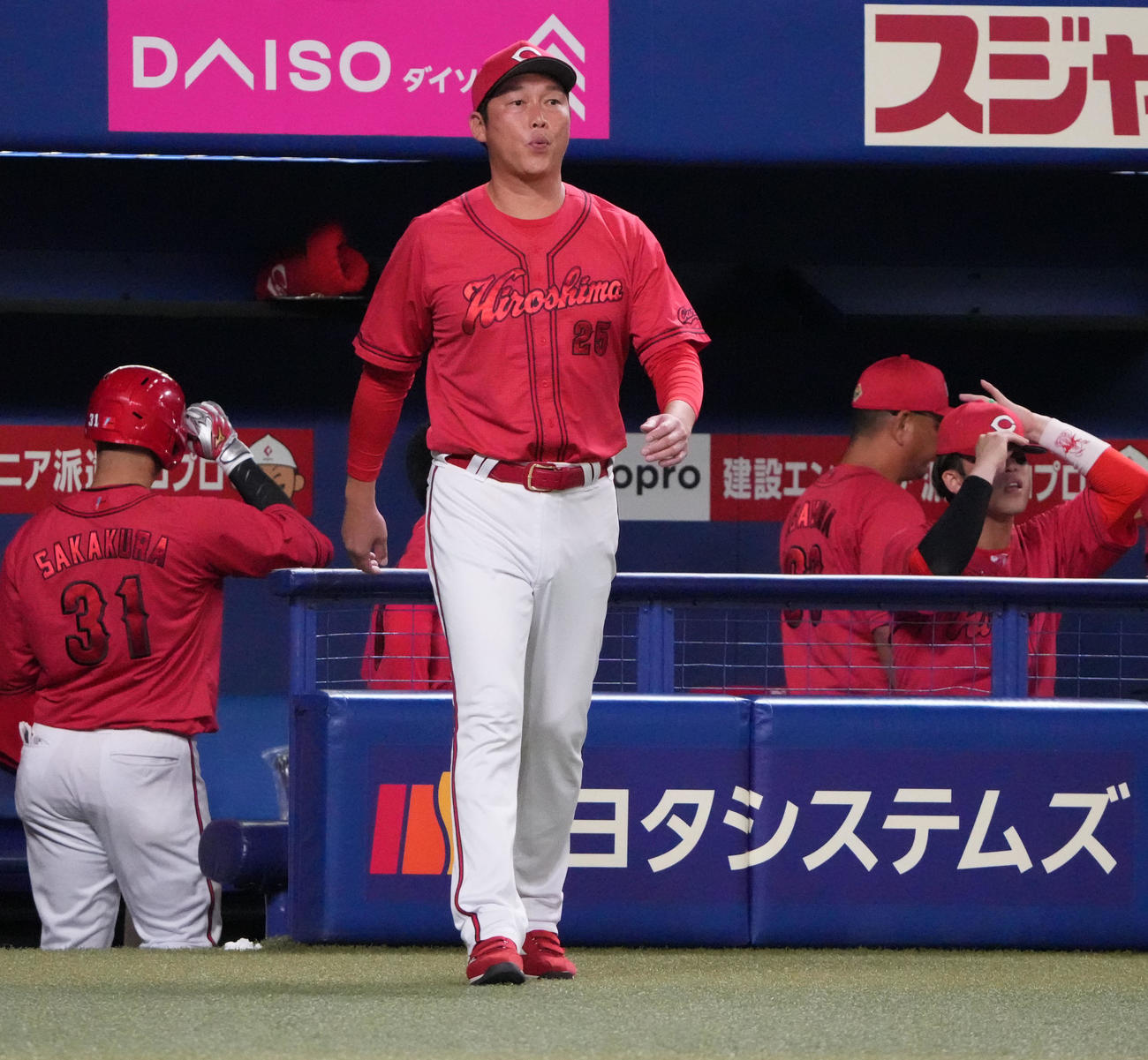 中日対広島　8回表終了、選手交代を告げる新井監督（中央）（撮影・森本幸一）