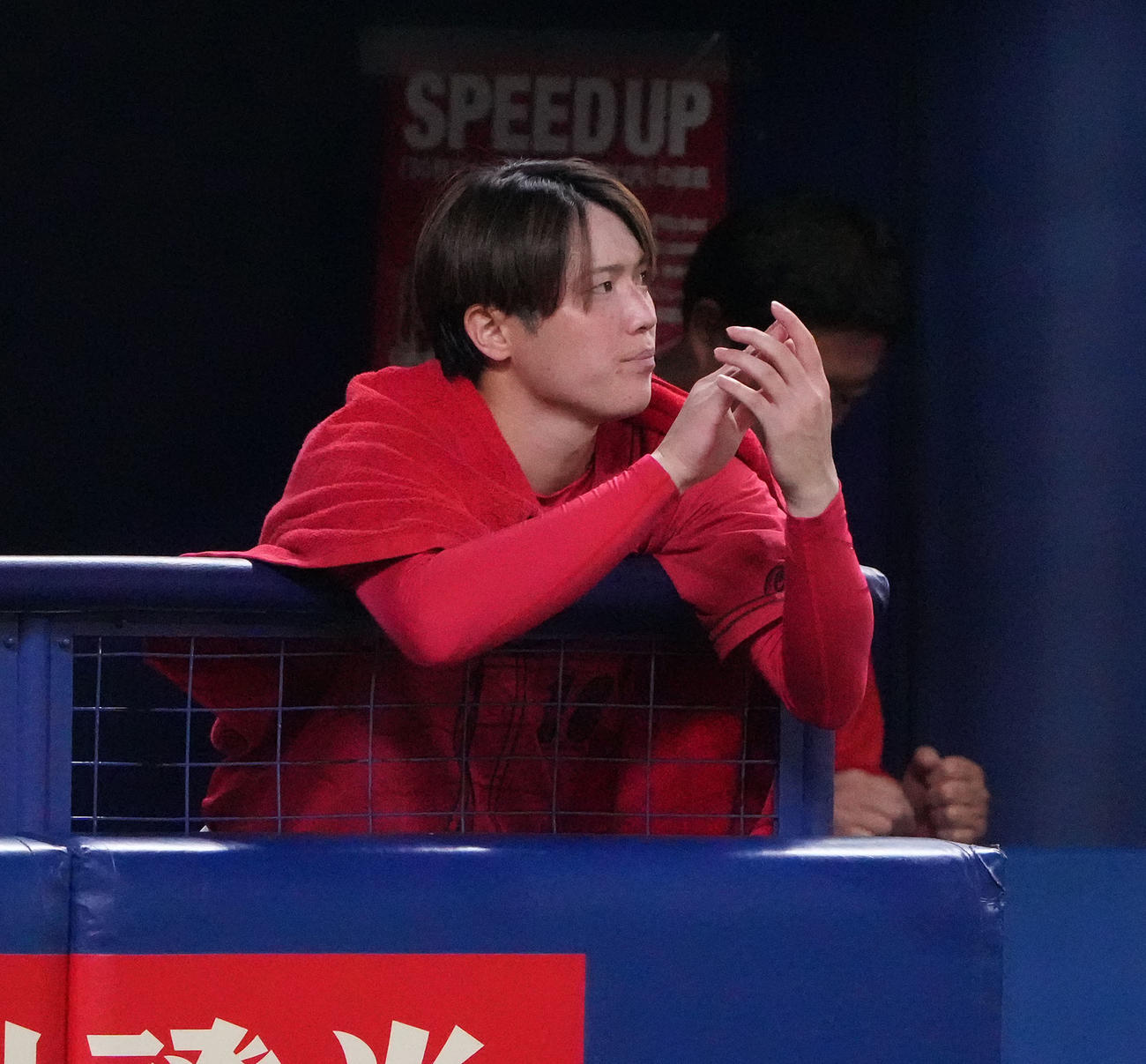 中日対広島　8回表、ベンチから身を乗り出し試合を見つめる森下（撮影・森本幸一）