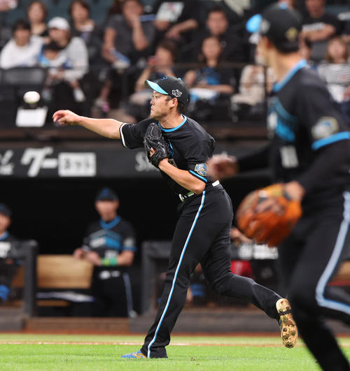 日本ハム】新庄監督が思わずツッコミ 斎藤友貴哉がまるで優勝したかの