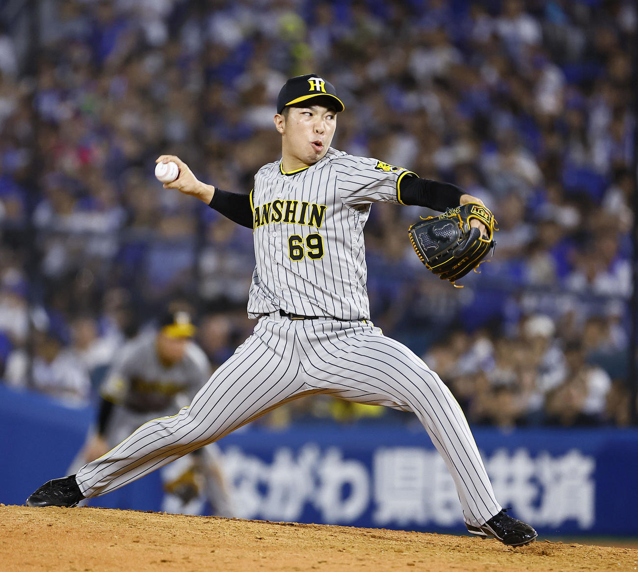 DeNA対阪神　7回、4番手で登板した阪神石井（撮影・藤尾明華）