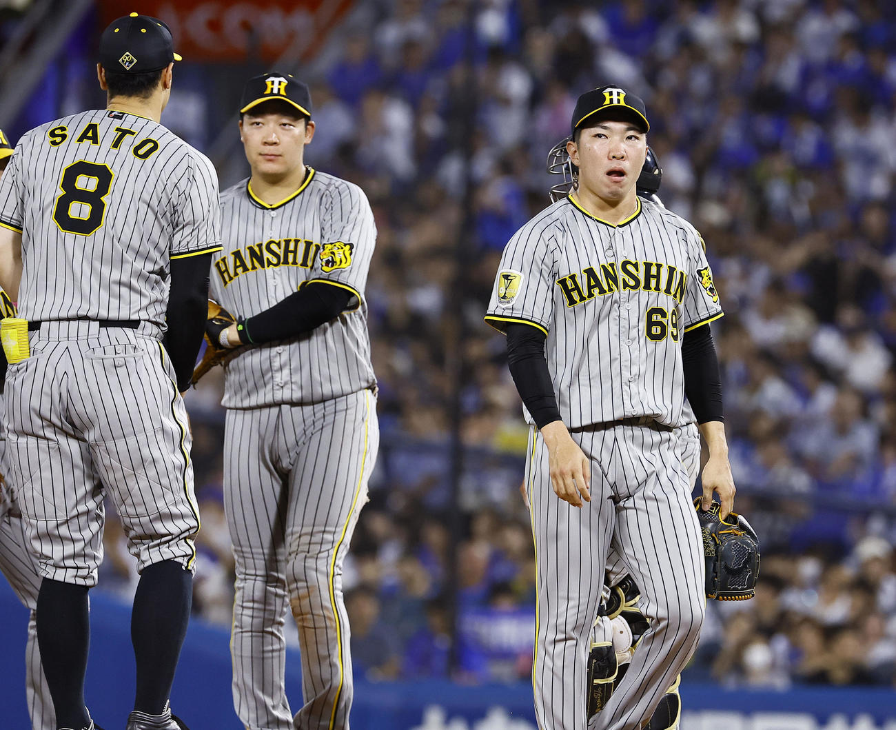 DeNA対阪神　7回途中、降板する阪神石井（撮影・藤尾明華）