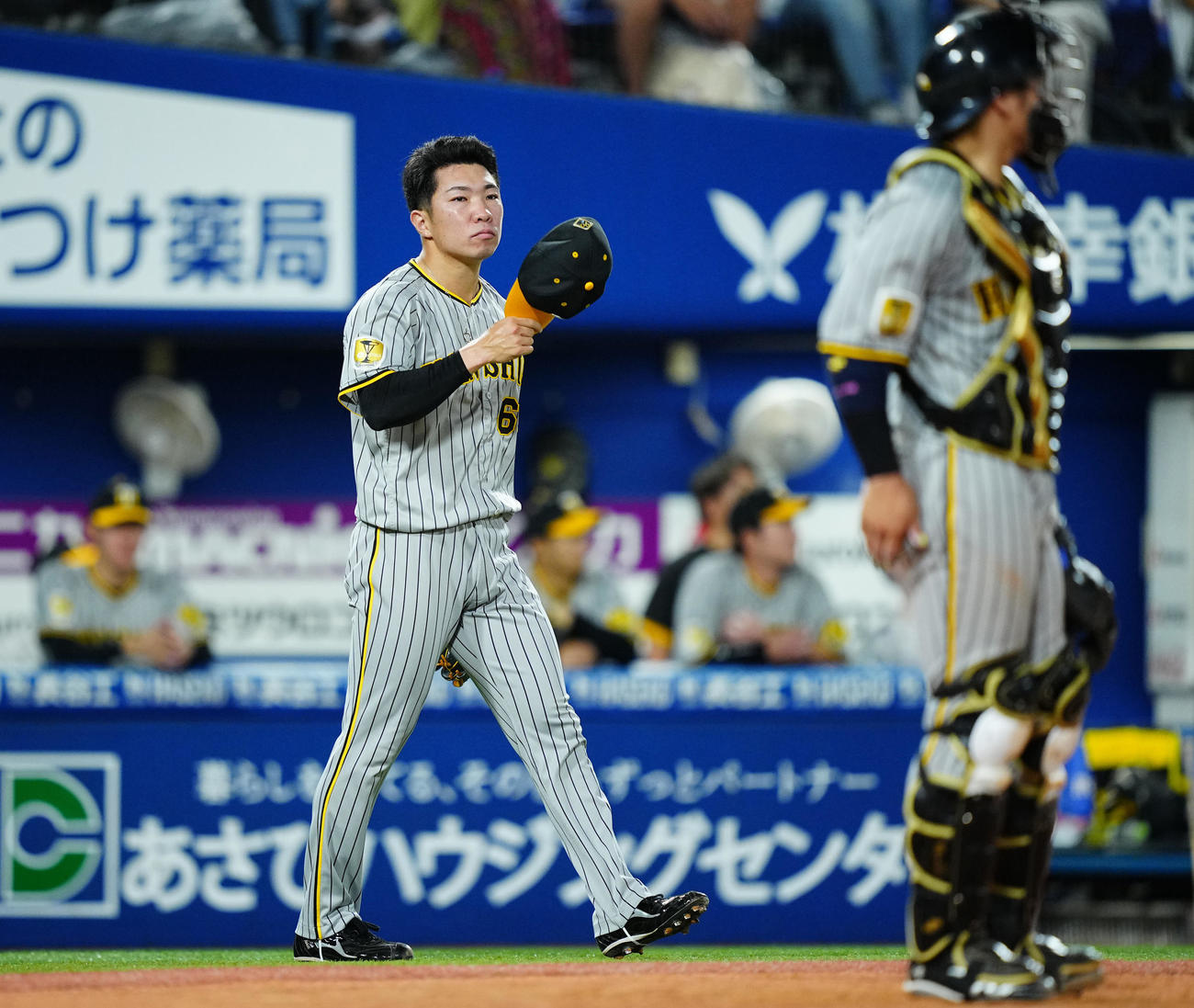 DeNA対阪神　7回裏DeNA2死二、三塁、代打筒香に適時打を許した石井（左）（撮影・垰建太）