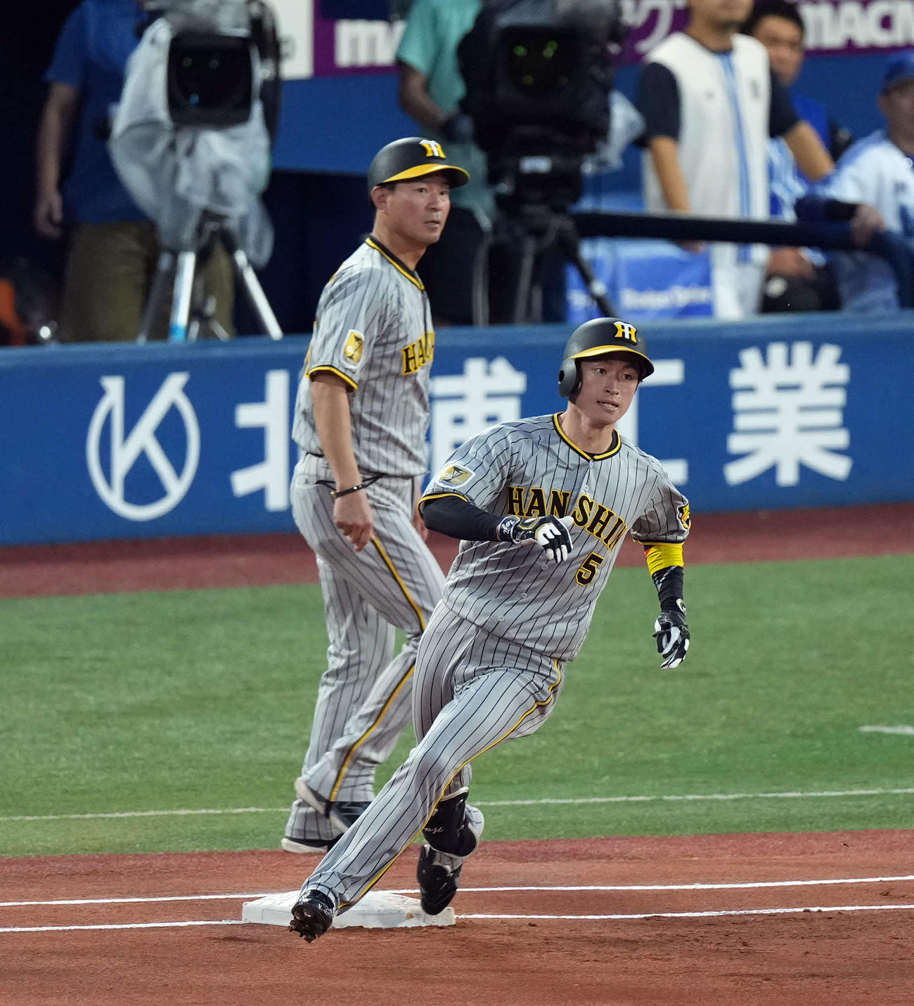 横浜対阪神　1回表阪神無死、中前に安打を放った近本（撮影・たえ見朱実）